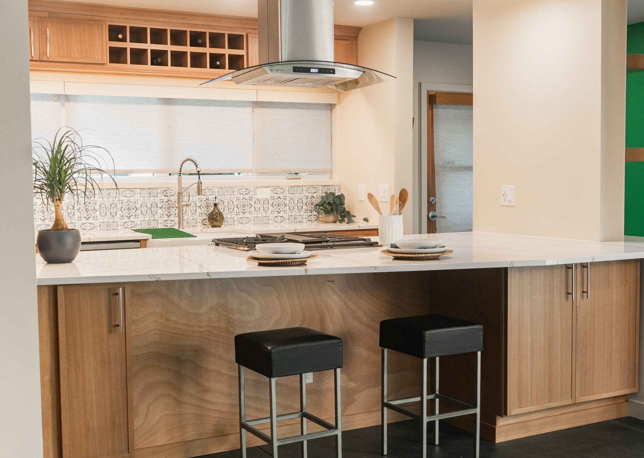 Seattle Kitchen Remodel with Bar Seating & Angled Countertop